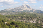 Peter Sandner:  Kirsten Kötter, Foto zum Aquarell mit Blick auf die Montagne Sainte-Victoire vom Mont Joli (beim Projekt Painting Site Specific), 02.10.2013