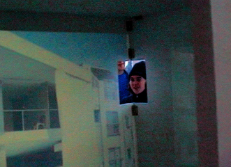 Kirsten K&ouml;tter: Wohnmaschine, 2002, Installation: Projektionsbox (200 x 200 x 200 cm), 2 Videoloops (je 20 Minuten), 5 Dias, 1 Buch