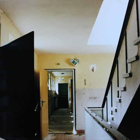 Lounge / Aufenthaltsraum, 2002, photography, 70 × 70 cm,
  photo series Jugendherberge Veckerhagen (Kirsten Kötter)