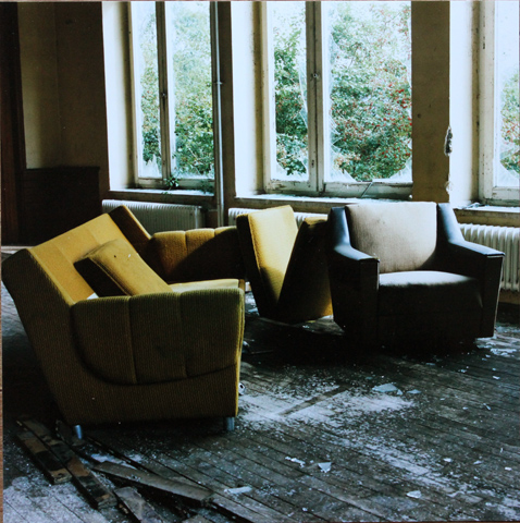 Living room / Wohnzimmer, 2002, photography, 70 × 70 cm,
  photo series Jugendherberge Veckerhagen (Kirsten Kötter)