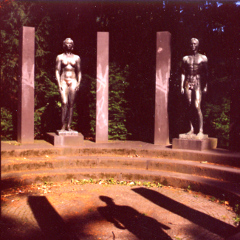 Kirsten Kötter: Site-specific research Rothschildpark (Ring der Statuen by Georg Kolbe),
  Frankfurt am Main, 28.06.2004, photograph