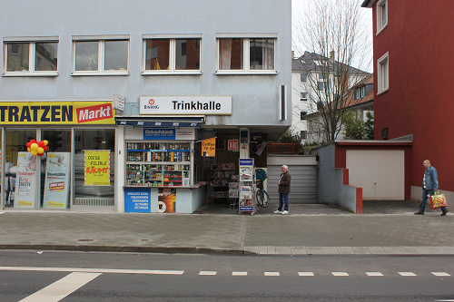 Frankfurt a. M., Am Dornbusch 26 / Raimundstraße 157, 2018, Trinkhalle und Matratzen Markt, Foto: Kirsten Kötter