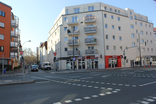 Frankfurt a. M., Am Dornbusch 31, 2021, Pizza Hut und Villa Möbel Bistro und aufgestockte Wohnungen, Foto: Kirsten Kötter