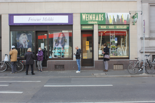 Frankfurt a. M., Grüneburgweg 49, 2021, Friseur Mekki + Weinhaus, Corona-Regeln, Foto: Kirsten Kötter