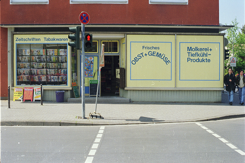 Gießen, Wartweg 42 / Aulweg, 1998, Zeitschriften Tabakwaren Frisches Obst +  Gemüse Molkerei + Tiefkühlprodukte, Foto: Kirsten Kötter