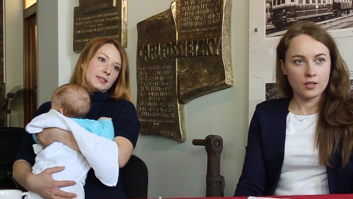 Dominika Pietrowka-Kuipers (left) and Anita Wołodzik, 
  interview in the Muzeum Słońsk, 02.05.2017 video still (Kirsten Kötter)