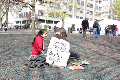 Site-specific Research. Painting LAGeSo Berlin 2016, a talk with a girl from Afghanistan, video still (Kirsten Kötter)