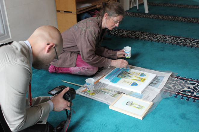 Kirsten Kötter: Painting in the mosque. A photograph takes a picture during the festival before Ramadan (photography 2014-06-21