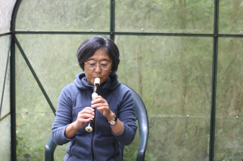 Rain and wind, Eiko Yamada plays the flute in the glass house (Kirsten Kötter)